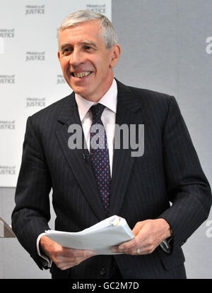 Justizminister Jack Straw wendet sich nach der Freilassung des Liverpooler Fußballfans Michael Shields aus dem Gefängnis an die Medien im Justizministerium. Stockfoto