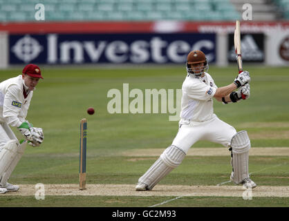 Jon Batty von Surrey trifft den Ball für vier Vorläufe Wicketkeeper Niall O’Brien Stockfoto