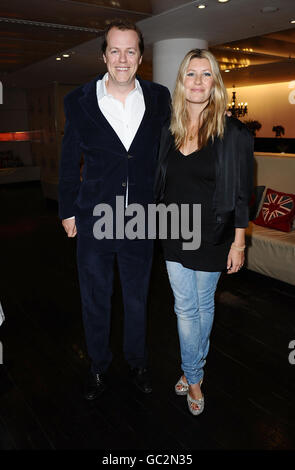 Tom Parker Bowles und seine Frau Sara bei der Vorstellung seines neuen Buches Full English: A Journey through the British and their Eating habits, in Selfridges in London. Stockfoto
