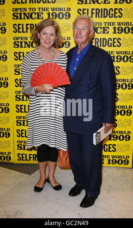Sir Terence Conran und seine Frau Lady Vikki Conran bei der Vorstellung von Tom Parker Bowles' neuem Buch Full English: A Journey through the British and their Eating habits, in Selfridges in London. Stockfoto