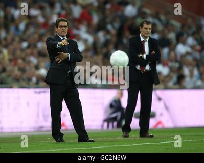 Kroatien-Trainer Slaven Bilic (rechts) sieht als England-Manager Fabio Capello lenkt seine Spieler von der Touchline aus Stockfoto