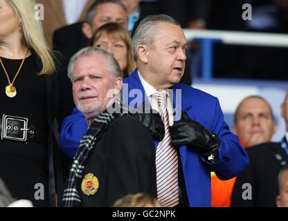 Fußball - Barclays Premier League - Birmingham City / Aston Villa - St Andrews' Stadium. David Gold, Chairman von Birmingham City (links), mit dem Miteigentümer David Sullivan vor dem Start an der Tribüne Stockfoto