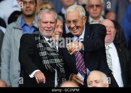 Fußball - Barclays Premier League - Birmingham City / Aston Villa - St Andrews' Stadium. David Gold (links), Vorsitzender von Birmingham City, mit Doug Ellis vor dem Start an der Tribüne Stockfoto