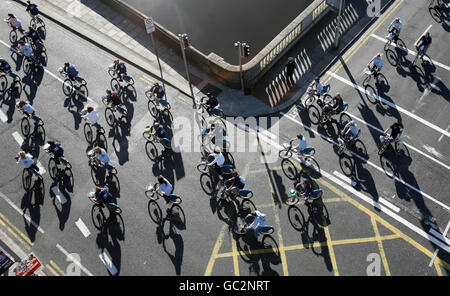 Hunderte von Radfahrern überqueren den Fluss Liffey in Dublin, um das Dublin-Leihfahrrad zu starten. Stockfoto