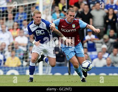 Fußball - Barclays Premier League - Birmingham City / Aston Villa - St Andrews' Stadium. Garry O'Connor (links) von Birmingham City und Richard Dunne von Aston Villa kämpfen um den Ball Stockfoto