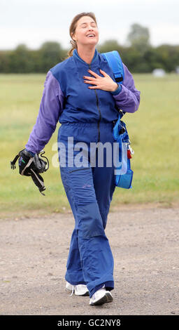 Lisa Snowdon nach einem Fallschirmsprung in Hilfe von Shooting Star Children's Hospice und Capital's Help A London Child Charities. Stockfoto