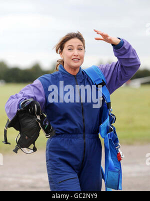 Lisa Snowdon landet in Hinton, Northamptonshire, nach einem Fallschirmsprung in Hilfe von Shooting Star Children's Hospice und Capital's Help A London Child Charities. Stockfoto