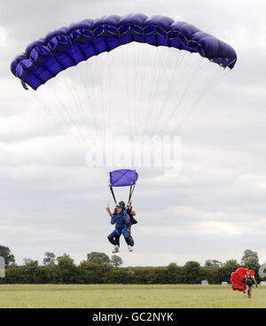 Lisa Snowdon landet in Hinton, Northamptonshire, nach einem Fallschirmsprung in Hilfe von Shooting Star Children's Hospice und Capital's Help A London Child Charities. Stockfoto