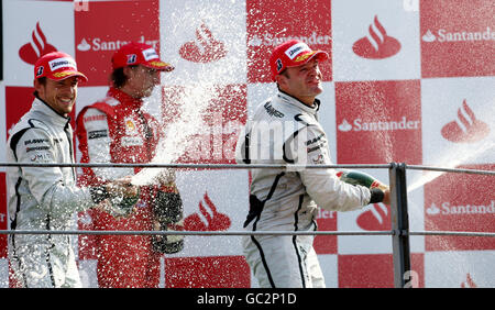 Die Brawn-GP-Piloten Rubens Barichello und Jenson Button feiern ihr 1-2-Ziel auf dem Monza Circuit in Italien. Stockfoto