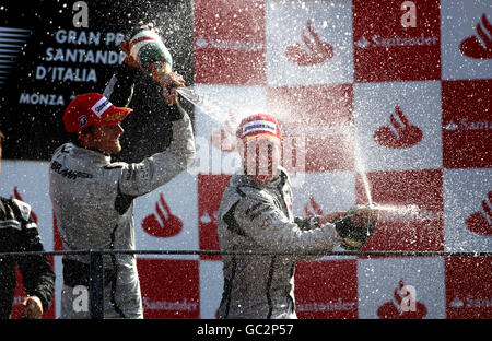 Die Brawn-GP-Piloten Rubens Barichello (Mitte) und Jenson Button feiern 1-2 ihr Ziel beim Großen Preis von Italien auf dem Monza Circuit, Italien. Stockfoto