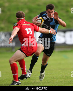 Peter Murchie von Glasgow Warriors (rechts) läuft bei der Scarlets Defence während des Spiels der Magners League in der Firhill Arena in Glasgow. Stockfoto