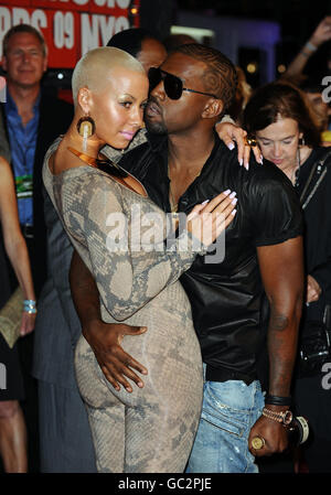 Der Musiker Kanye West und Amber Rose kommen bei den MTV Video Music Awards 2009 an, die in der Radio City Music Hall in New York City, NY, USA, stattfinden. Stockfoto