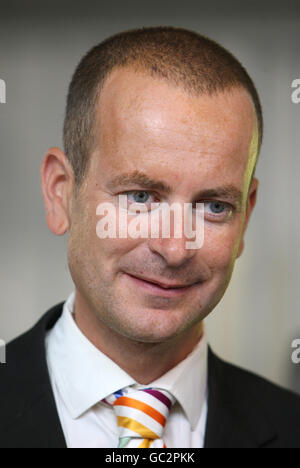 Alex Warner, Managing Director von Greyhound UK, bei der Einführung des neuen Greyhound-Dienstes der First Group in Victoria im Zentrum von London. Stockfoto