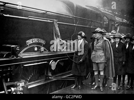 Sir Robert und Lady Olave Baden-Powell, der Chief Scout und der Chief Guide, starten die neue Royal Scot Class Lokomotive Nr.6188, „The Girl Guide“. Stockfoto