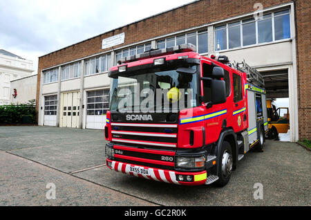 Ein Feuerwehrfahrzeug außerhalb des Warwickshire Fire & Rescue Service Headquarters, Leamington Spa. Eine Feuerwehr plant angeblich einen Kostensenkungsvortrieb. Stockfoto