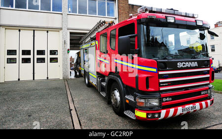 Ein Feuerwehrfahrzeug außerhalb des Warwickshire Fire & Rescue Service Headquarters, Leamington Spa. Eine Feuerwehr plant angeblich einen Kostensenkungsvortrieb. Stockfoto