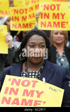 Gee Walker, die Mutter des ermordeten Anthony Walker, nimmt an einer stillen Mahnwache neben Delegierten vor dem TUC-Kongress im BT Convention Center in Liverpool Teil. Stockfoto