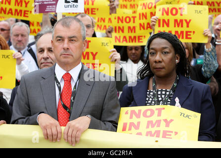 Gee Walker, Mutter des ermordeten Anthony Walker, und TUC-Generalsekretär Brendan Barber nehmen an einer stillen Mahnwache zusammen mit Delegierten vor dem TUC-Kongress im BT Convention Center in Liverpool Teil. Stockfoto