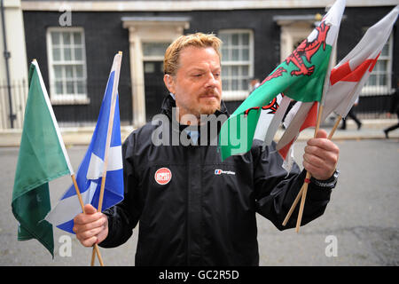 Eddie Izzard, der heute Morgen in der Downing Street 10 abgebildet wurde, nachdem er 43 Marathons in 51 Tagen absolviert hatte. Stockfoto