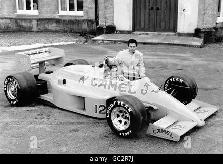 Die Fahrer Ayrton Senna (sitzend im Auto) und Satoru Nakajima starten den von Honda angetriebenen Lotus 99T, den Formel-1-Konkurrenten der Firmen 1987, an seiner Basis in Ketteringham Hall Stockfoto