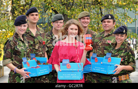 Der klassische Musiker Hayley Westenra, begleitet von Armeeoffizieren des University of London Officer Training Corps, startet den Poppy Appeal der Royal British Legion. Stockfoto