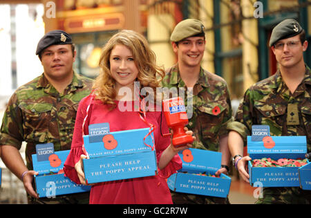 Der klassische Musiker Hayley Westenra, begleitet von Armeeoffizieren des University of London Officer Training Corps, startet den Poppy Appeal der Royal British Legion. Stockfoto