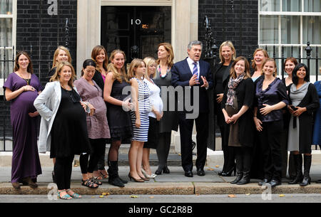 Premierminister Gordon Brown und Frau Sarah stehen heute Morgen vor der Downing Street 10 und treffen eine Gruppe von 18 schwangeren Frauen, darunter Prominente Zoe Ball, rechts von Gordon Brown, und Patricia Potter von Holby City, ganz links. Die Frauen waren dort, um den Premierminister zu bitten, sich für eine kostenlose Gesundheitsversorgung für Frauen und Kinder in armen Ländern zu unterstützen. Stockfoto