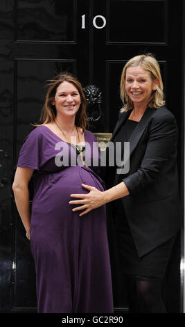 Prominente Zoe Ball, rechts und Patricia Potter von Holby City, nach einem Treffen mit Premierminister Gordon Brown und Frau Sarah in der Downing Street 10 mit einer Gruppe von 16 Schwangeren. Die Frauen waren dort, um den Premierminister zu bitten, sich für eine kostenlose Gesundheitsversorgung für Frauen und Kinder in armen Ländern zu unterstützen. Frau Potter erwartet am 2. Oktober nicht eineiige Zwillinge mit ihrem Mann, dem UCH-Anaethetisten Jim Down und Frau Ball erwartet Anfang nächsten Jahres ihr Baby mit ihrem Ehemann, Norman Cook ALIAS FATBOY Slim. Stockfoto