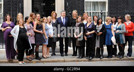 Premierminister Gordon Brown und Frau Sarah stehen heute Morgen vor der Downing Street 10 und treffen eine Gruppe von 18 schwangeren Frauen, darunter Prominente Zoe Ball, rechts von Gordon Brown, und Patricia Potter von Holby City, ganz links. Die Frauen waren dort, um den Premierminister zu bitten, sich für eine kostenlose Gesundheitsversorgung für Frauen und Kinder in armen Ländern zu unterstützen. Stockfoto