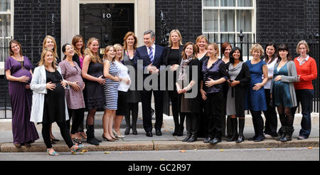 Premierminister Gordon Brown und Frau Sarah stehen heute Morgen vor der Downing Street 10 und treffen eine Gruppe von 18 schwangeren Frauen, darunter Prominente Zoe Ball, rechts von Gordon Brown, und Patricia Potter von Holby City, ganz links. Die Frauen waren dort, um den Premierminister zu bitten, sich für eine kostenlose Gesundheitsversorgung für Frauen und Kinder in armen Ländern zu unterstützen. Stockfoto