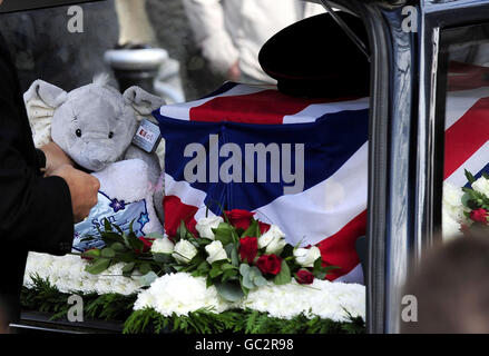 Neben dem Sarg von Private Johnathon Young bei seinem Beerdigung in Hull befindet sich ein weiches Spielzeug. Stockfoto