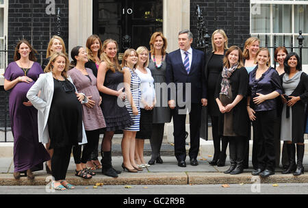 Premierminister Gordon Brown und Frau Sarah stehen heute Morgen vor der Downing Street 10 und treffen eine Gruppe von 18 schwangeren Frauen, darunter Prominente Zoe Ball, rechts von Gordon Brown, und Patricia Potter von Holby City, ganz links. Die Frauen waren dort, um den Premierminister zu bitten, sich für eine kostenlose Gesundheitsversorgung für Frauen und Kinder in armen Ländern zu unterstützen. Stockfoto