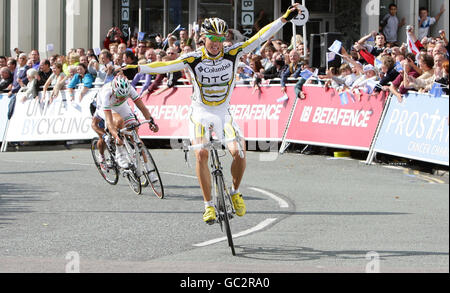 Radfahren - Tour of Britain 2009 - Etappe fünf. Columbia HTC Rider Edvald Boasson Hagen aus Norwegen gewinnt bei der fünften Etappe der Tour of Britain in Stoke-on-Trent. Stockfoto