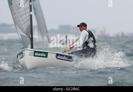 Skandia Team GBR Finn Seemann Giles Scott in Aktion am zweiten Tag der Sail for Gold Regatta bei der Weymouth and Portland National Sailing Academy in Portland, Dorset. Stockfoto