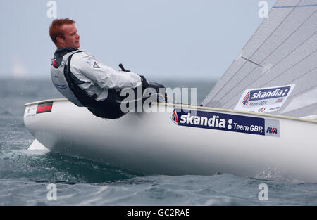 Skandia Team GBR Finn Seemann Andrew Mills in Aktion am zweiten Tag der Sail for Gold Regatta bei der Weymouth and Portland National Sailing Academy in Portland, Dorset. Stockfoto