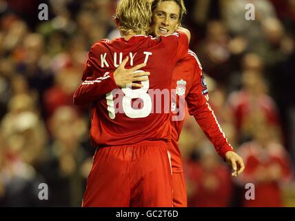 Liverpools Dirk Kuyt (links) feiert mit Teamkollege Fernando Torres Nachdem er das erste Tor seines Spieles erzielt hat Stockfoto