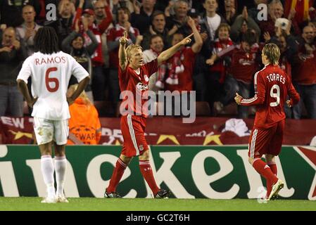 Liverpools Dirk Kuyt (Mitte) feiert mit Teamkollege Fernando Torres (Rechts), nachdem er das erste Tor seines Spieles erzielt hat Stockfoto