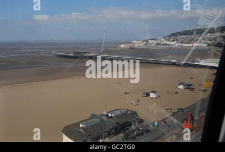 Am Grand Pier (oben rechts im Bild) bei Weston-super-Mare laufen die Restaurierungsarbeiten. Die neue Struktur wird einen 85 Meter hohen Aussichtsturm umfassen und soll im Juni 2010 wiedereröffnet werden. Stockfoto