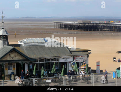 Arbeiter am Ende des Grand Pier (oben rechts im Bild) bei Weston-super-Mare. Die Restaurierungsarbeiten an der 104 Jahre alten Attraktion laufen gut, die neue Struktur wird einen 85 Meter hohen Aussichtsturm umfassen und soll im Juni 2010 wiedereröffnet werden. Stockfoto
