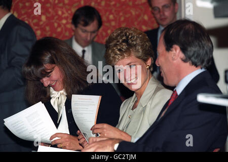 Die Prinzessin von Wales lächelt, während sie mit Michael Samuel, Ehemann des Gründerpatrons des Child Bereagement Trust, bei seiner Gründung am Royal College of Nursing in London chattet. Ebenfalls abgebildet ist Catherine Soames. Stockfoto