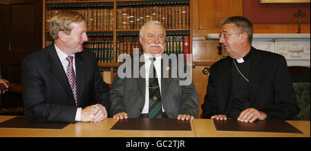 Enda Kenny, Fine-Gael-Vorsitzende, Lech Walesa, ehemaliger Solidaritätsführer und Präsident Polens und Erzbischof von Dublin, Diarmuid Martin, treffen sich in der Residenz des Erzbischofs in Dublin. Stockfoto