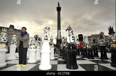 Der spanische Künstler Jaime Hayon mit seinen riesigen Schachfiguren, die Teil seiner Installation The Tournament auf dem Londoner Trafalgar Square sind, um das London Design Festival zu starten. Stockfoto