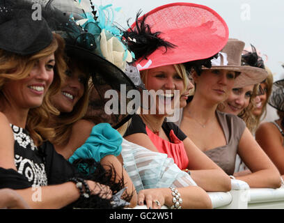 Die Finalistin Elaine Watson von Ochiltree (rosa Hut) für ihre besten Damen am Ladies Day wartet darauf, William Hill (Ayr) Bronze Cup Handicap während des Gold Cup Festivals auf der Ayr Racecourse, Ayr, zu sehen. Stockfoto