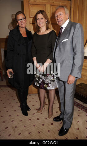 Die Frau des Premierministers Sarah Brown (Mitte) mit Harold Tillman und Angela Ahrendts CEO von Burberry beim Empfang in der Downing Street 10, London, veranstaltet von Sarah Brown, für Emerging Fashion Talent in Verbindung mit der London Fashion Week. Stockfoto