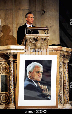 Gary Lineker übt seine Rede für den Sir Bobby Robson Dankgottesdienst in der Kathedrale von Durham, Durham. Stockfoto