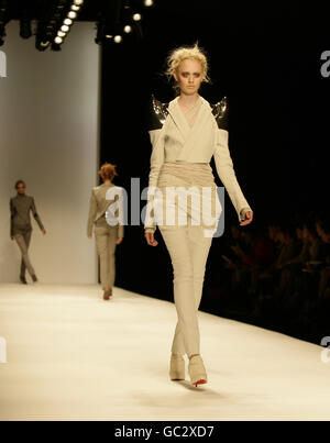 London Fashionweek - Todd Lynn Catwalk Stockfoto