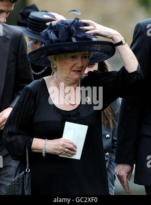 Lady Elsie Robson kommt zum Sir Bobby Robson Thanksgiving Service in der Durham Cathedral, Durham. Stockfoto