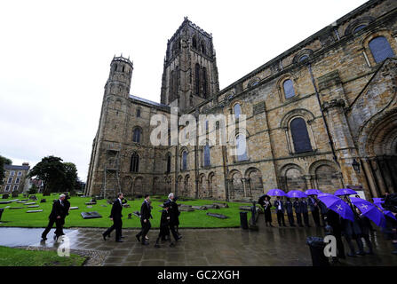 Lady Elsie Robson und seine Familie kommen zum Sir Bobby Robson Thanksgiving Service in der Durham Cathedral, Durham. Stockfoto