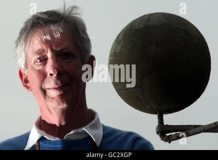 Chris Veitch posiert mit seinem Steinmodell des großen Kometen von 1811 oder des Kometen Veitch während eines Fotoanrufs im Inchbonny House, Jedburgh, Heimat von James Veitch (1771-1838). Stockfoto