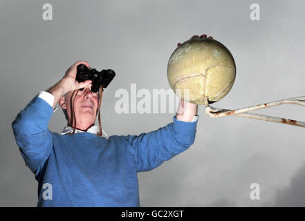 Chris Veitch posiert mit seinem Steinmodell des großen Kometen von 1811 oder des Kometen Veitch während eines Fotoanrufs im Inchbonny House, Jedburgh, Heimat von James Veitch (1771-1838). Stockfoto